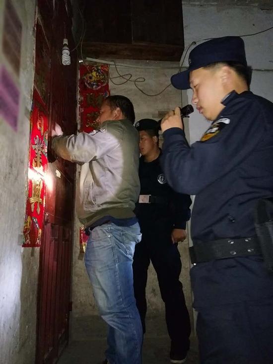 新桥镇粗心妈妈误将幼女锁家中 